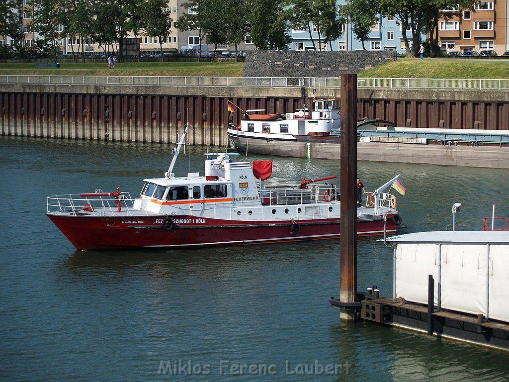 Einsatz Loeschboot Rettungsboot PRhein Koeln Rodenkirchen P28.JPG